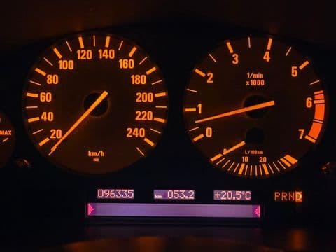 BMW 540 IA 2002 usado tablero instrumentos naranja vista frontal interior