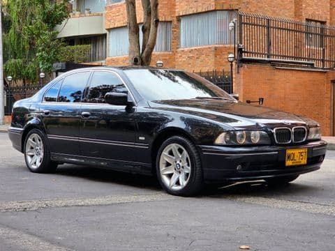 BMW 540 IA 2002 usado negro vista lateral completa en calle Bogotá