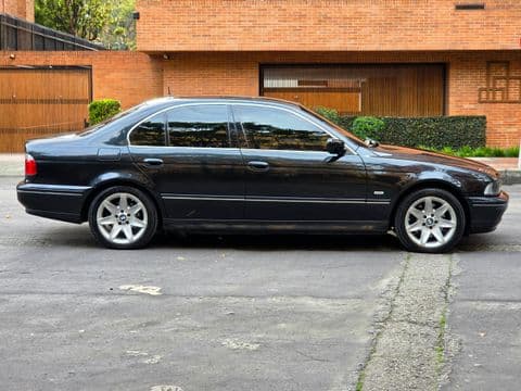 BMW 540 IA 2002 usado color negro vista lateral perfil completo garaje