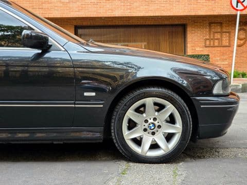 BMW 540 IA 2002 usado vista lateral color negro con llantas plateadas