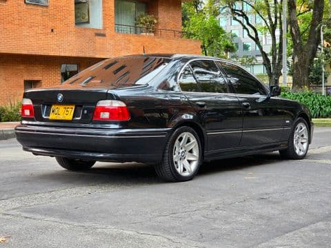 BMW 540 IA 2002 usado negro vista lateral en Bogotá color negro brillante