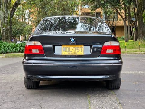 BMW 540 IA 2002 usado vista trasera negro placa amarilla Bogotá