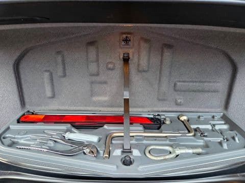 BMW 540 IA 2002 usado maletero abierto con kit de herramientas originales incluido