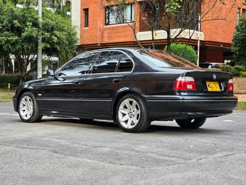 BMW 540 IA 2002 usado negro vista lateral completa en Bogotá