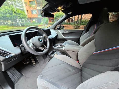 BMW IX XDRIVE45 2026 usado interior gris vista lateral asientos deportivos