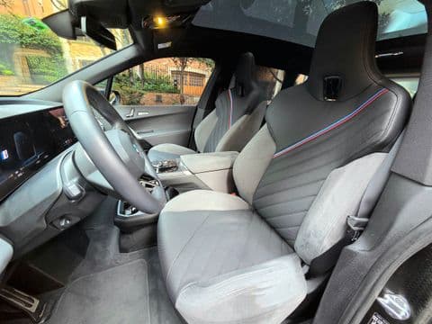 BMW IX XDRIVE45 2026 usado interior gris con detalles rojos vista frontal asientos