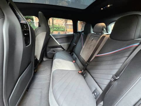 BMW IX XDRIVE45 2026 usado interior asientos traseros gris negro vista lateral