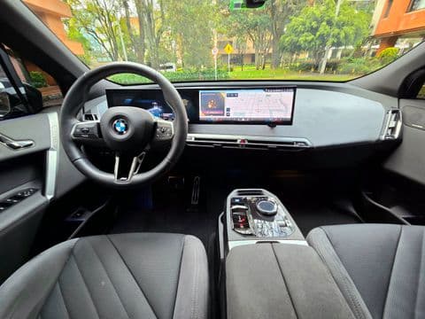 BMW iX XDRIVE45 2026 usado interior tablero pantalla táctil volante cuero gris