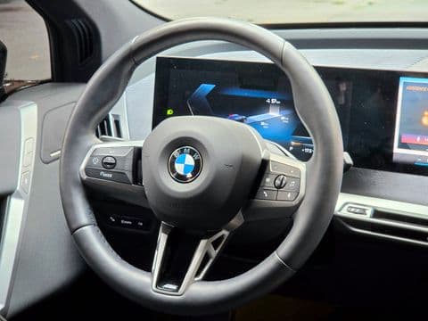BMW IX XDRIVE45 2026 usado interior volante gris vista frontal Bogotá