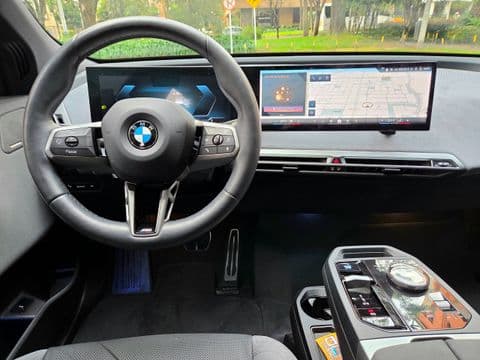 BMW IX XDRIVE45 2026 usado interior volante cuero pantalla táctil panel de control negro