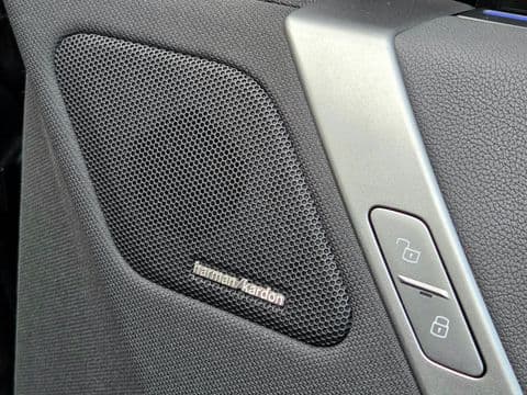 BMW IX XDRIVE45 2026 usado detalle interior puerta gris con controles ventana