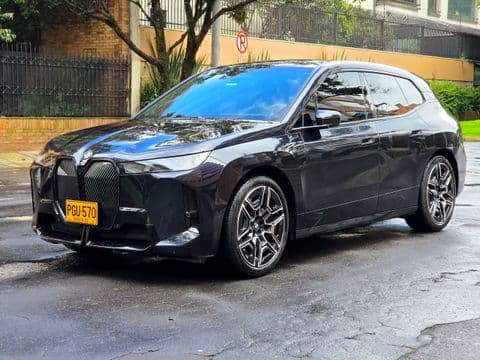 BMW IX XDRIVE45 2026 usado vista lateral izquierda color negro brillante Bogotá