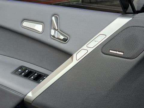 BMW IX XDRIVE45 2026 usado detalle interior puerta gris y negro Bogotá