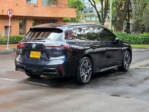 BMW IX XDRIVE45 2026 usado vista lateral trasera color negro estacionado Bogotá