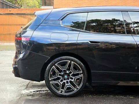 BMW IX XDRIVE45 2026 usado color negro vista lateral con llantas deportivas