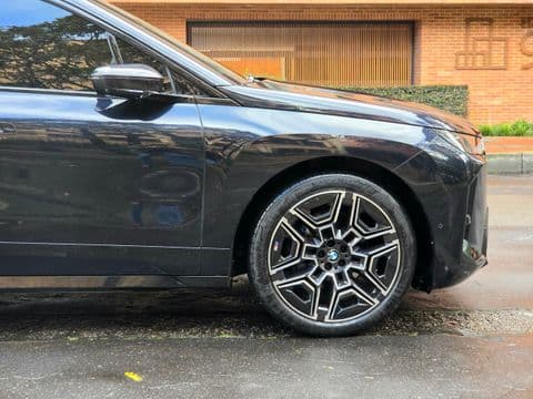 BMW IX XDRIVE45 2026 usado vista lateral frontal color negro con llantas deportivas