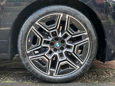 BMW IX XDRIVE45 2026 usado, llanta y rin deportivo gris metalizado vista lateral