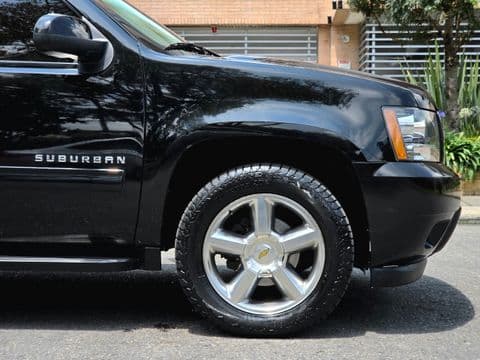 Chevrolet SUBURBAN 2012 usado negro vista lateral rueda aleación cromada