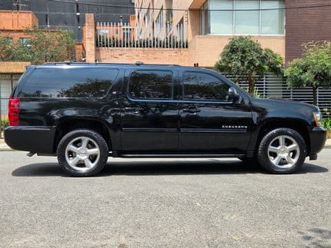 Chevrolet SUBURBAN 2012 usado negro vista lateral perfil completo