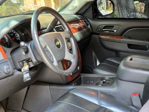 Chevrolet SUBURBAN 2012 usado interior volante cuero madera gris vista frontal