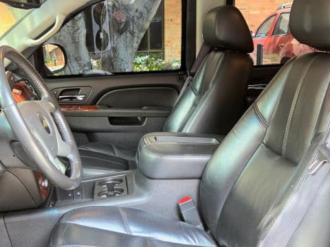 Chevrolet SUBURBAN 2012 usado interior cuero negro vista frontal asientos
