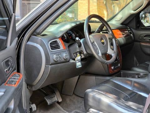 Chevrolet SUBURBAN 2012 usado interior cabina volante cuero negro madera naranja