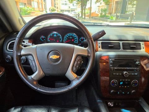 Chevrolet SUBURBAN 2012 usado interior tablero volante madera color gris Bogotá