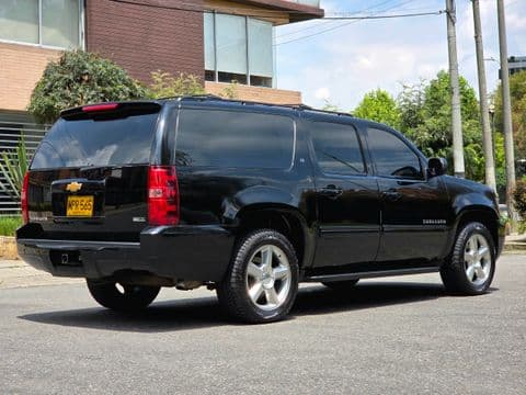 Chevrolet SUBURBAN 2012 usado negro vista lateral derecha en venta Bogotá
