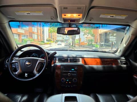 Chevrolet SUBURBAN 2012 usado interior madera café vista desde conductor