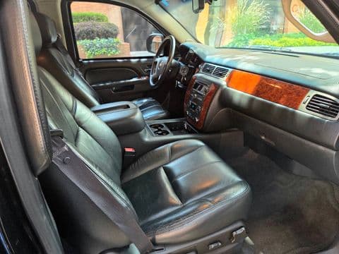 Chevrolet SUBURBAN 2012 usado interior negro cuero tablero madera vista lateral