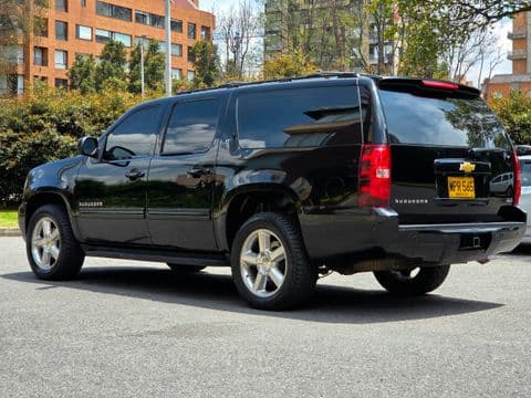 Chevrolet SUBURBAN 2012 usado color negro vista lateral trasera en Bogotá