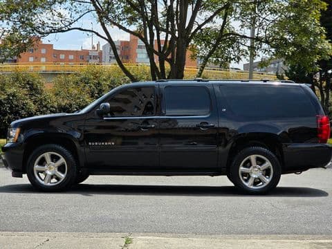 Chevrolet SUBURBAN 2012 usado color negro vista lateral completa en venta Bogotá