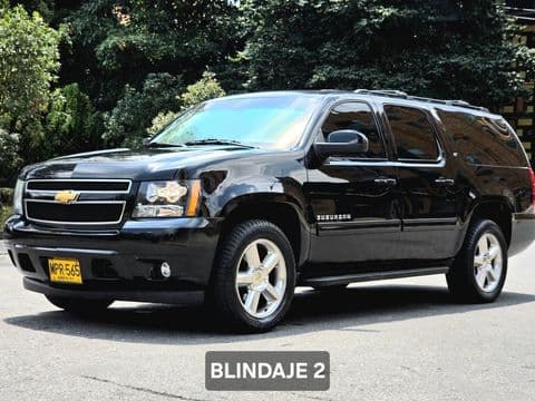 Chevrolet SUBURBAN 2012 usado negro vista lateral completa con llantas cromadas