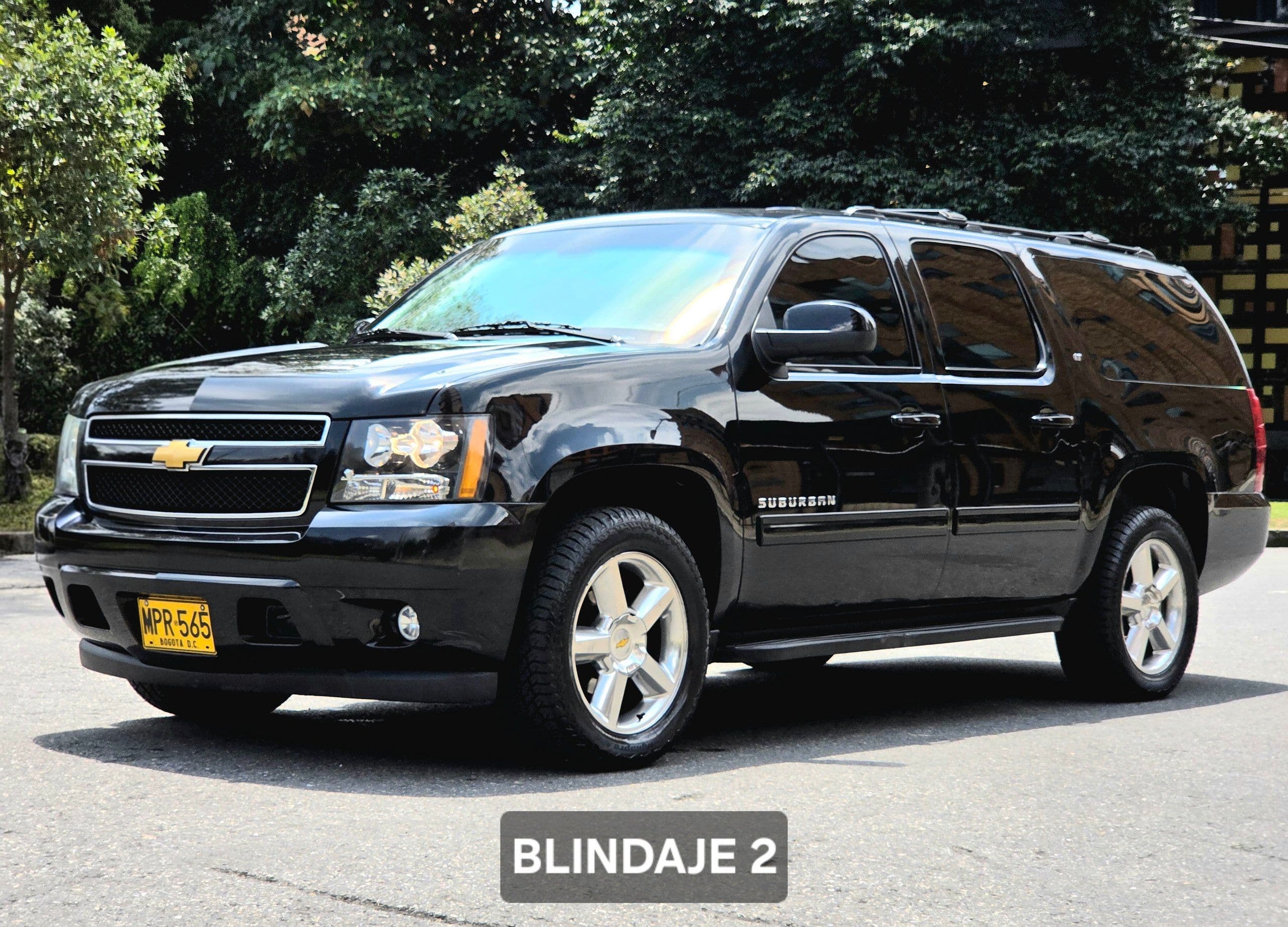 Chevrolet SUBURBAN 2012 usado negro vista lateral completa con llantas cromadas