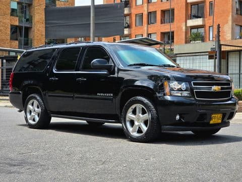 Chevrolet SUBURBAN 2012 usado color negro vista lateral frontal en Bogotá