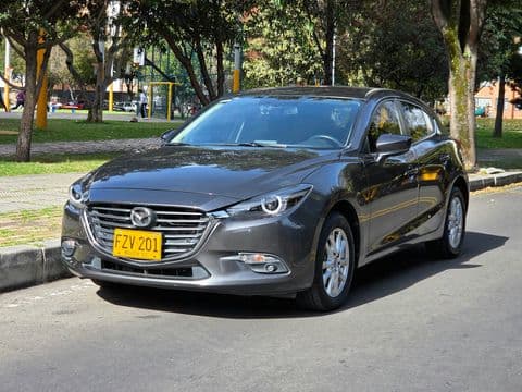 Mazda 3 2020 usado gris oscuro vista frontal lateral estacionado parque Bogotá