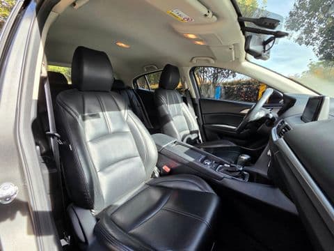 Mazda 3 2020 usado interior asientos cuero gris y negro vista frontal