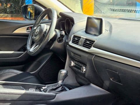 Mazda 3 2020 usado interior dashboard gris volante negro vista lateral derecha