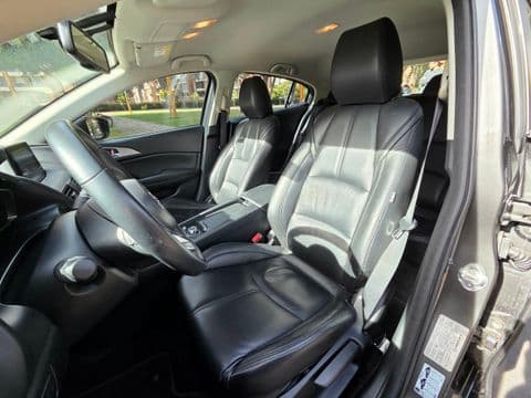 Mazda 3 2020 usado interior asientos cuero gris negro vista lateral conductor