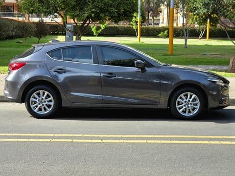 Mazda 3 2020 usado gris oscuro vista lateral completa en calle Bogotá