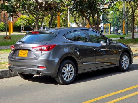 Mazda 3 2020 usado gris vista lateral completa en calle de Bogotá