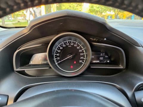 Mazda 3 2020 usado vista interior tablero velocímetro gris oscuro