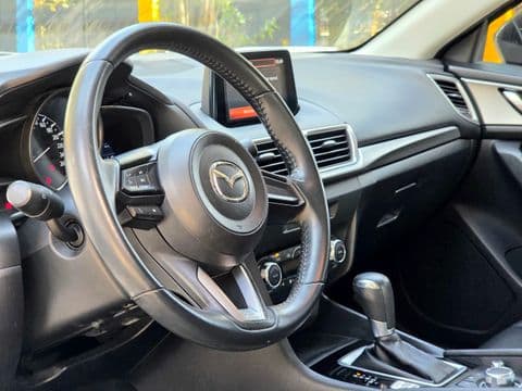 Mazda 3 2020 usado interior volante y tablero gris plata vista frontal