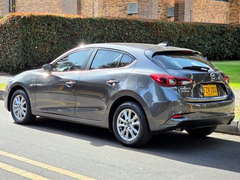 Mazda 3 2020 usado gris oscuro vista lateral trasera completa en venta