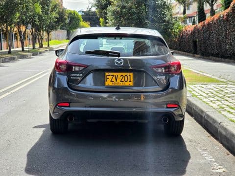 Mazda 3 2020 usado vista trasera color gris oscuro en Bogotá
