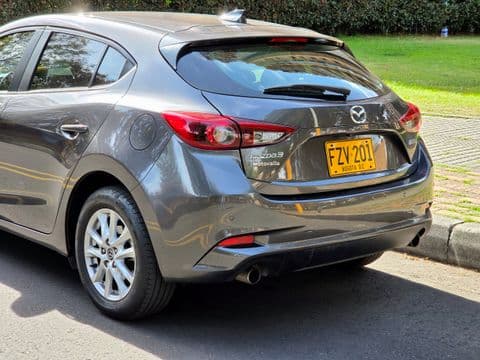 Mazda 3 2020 usado vista trasera lateral gris plata con placas amarillas