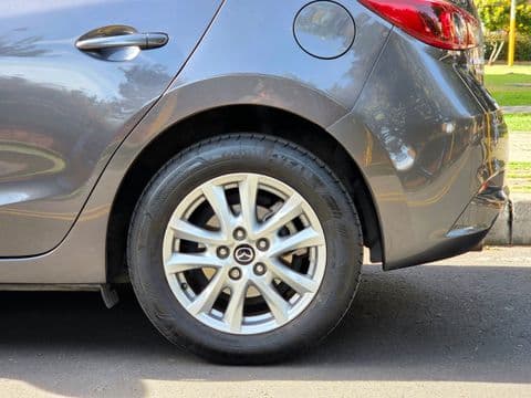 Mazda 3 2020 usado vista lateral gris oscuro rueda aleación cromada