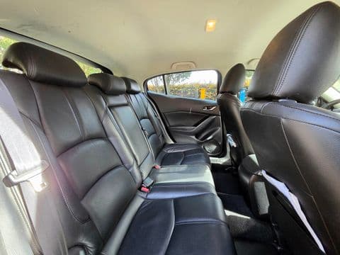 Mazda 3 2020 usado interior asientos traseros cuero negro Bogotá