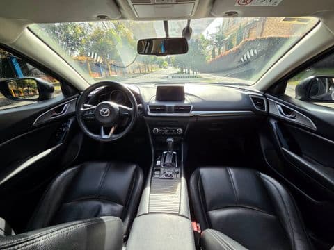 Mazda 3 2020 usado interior negro vista frontal volante y tablero