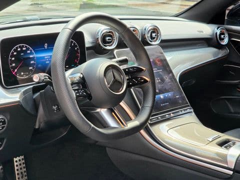 Mercedes-Benz CLE 300 4MATIC 2027 usado interior volante cuero gris pantalla táctil